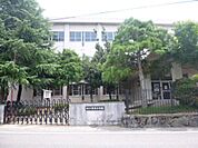 金勝小学校まで1300メートル