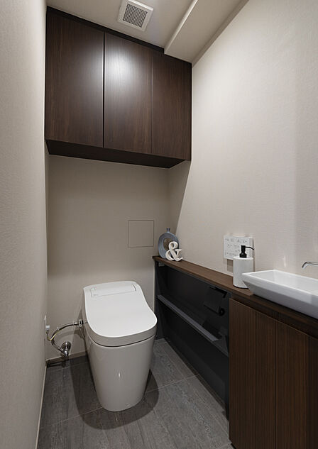 温水洗浄便座付きトイレに新規交換。