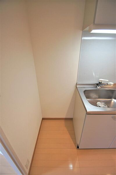 画像13:シンク横に冷蔵庫スペースがあります。