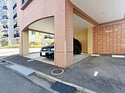 敷地内屋根付き駐車場
