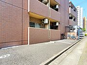 敷地内屋根なし駐車場、駐輪場、ゴミ置き場