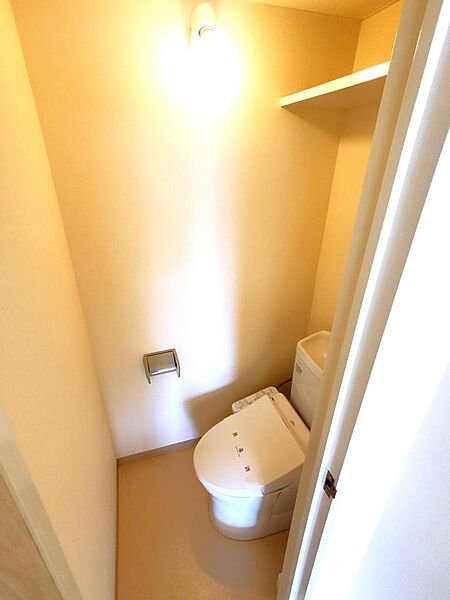 トイレ：トイレは温水洗浄機能付きです。上部に棚もあります。