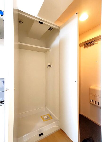画像15:洗濯機置き場は扉付きでスッキリ収納できます。