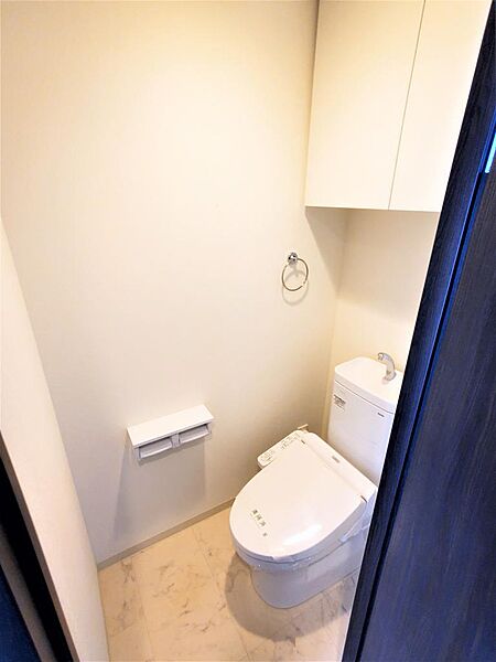 画像14:トイレは温水洗浄機能付きです。便利な収納棚もあります。