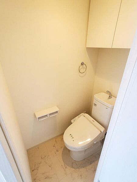 画像14:トイレは温水洗浄機能付きです。便利な収納棚もあります。