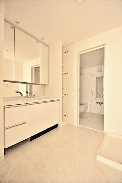 画像18:洗面所には洗面化粧台・洗濯機置き場があります。