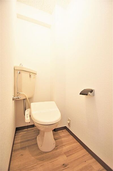 画像18:トイレは温水洗浄機能付きです。