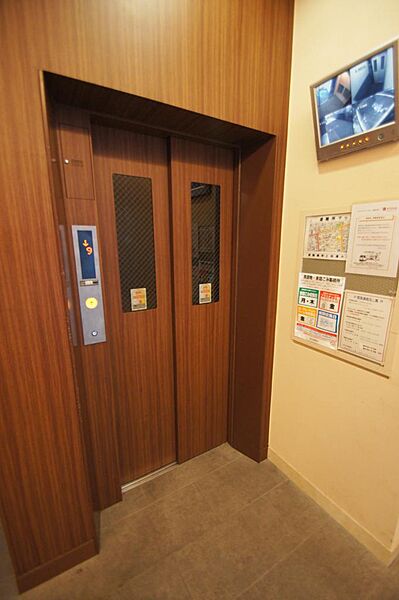 画像27:モニター付きのエレベーターです。