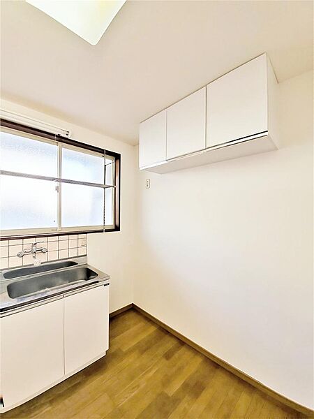 画像18:キッチン横には冷蔵庫スペースがあります。吊戸棚もあります。