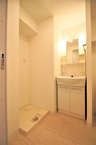 画像16:洗面所には洗面化粧台・洗濯機置き場があります。防水パンは備え付けです。