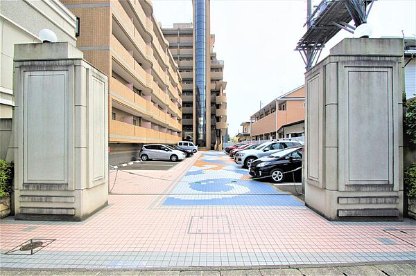 画像26:駐車場は平置きになります。
