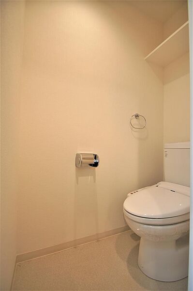 画像13:トイレは温水洗浄機能付きです。上部に小棚があります。