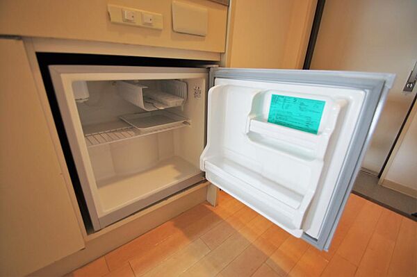 画像12:キッチンにはミニ冷蔵庫も備え付けてあります。