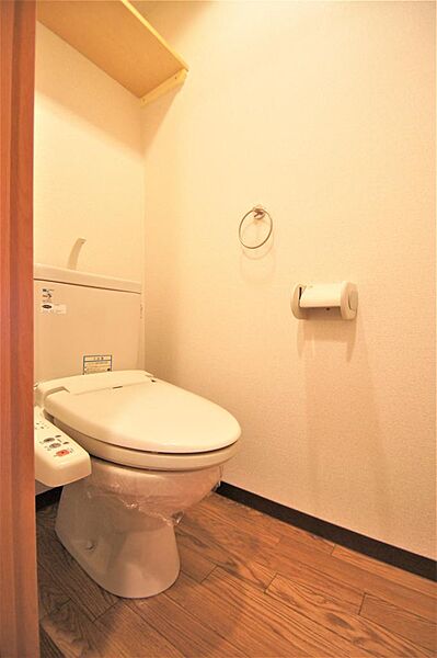 画像16:トイレは温水洗浄機能付きです。上部に小棚もあります。