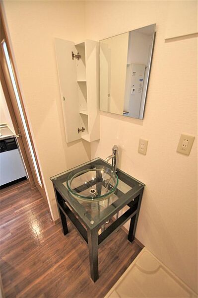 画像17:オシャレな洗面化粧台、鏡横に収納棚があります。
