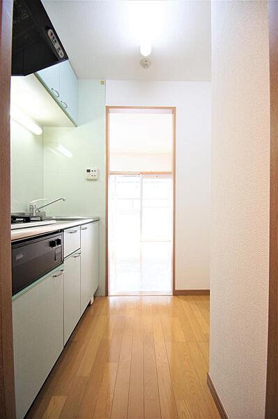 画像11:キッチンスペースは広く、収納も充実しており使い勝手は良好です。