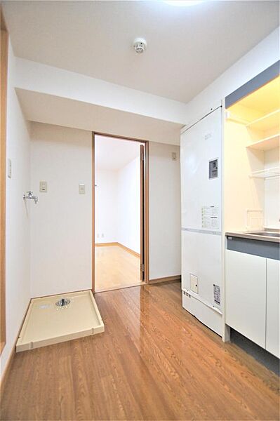 画像12:キッチン周り、電気温水器とお部屋の間に冷蔵庫を設置するスペースがあります。