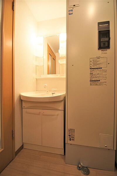 画像17:玄関とキッチンの間に洗面化粧台・電気温水器があります。