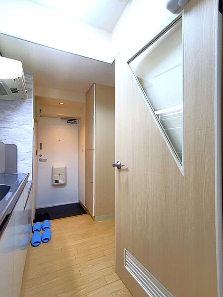 画像11:キッチンと洋室のドアはオシャレな三角窓です。