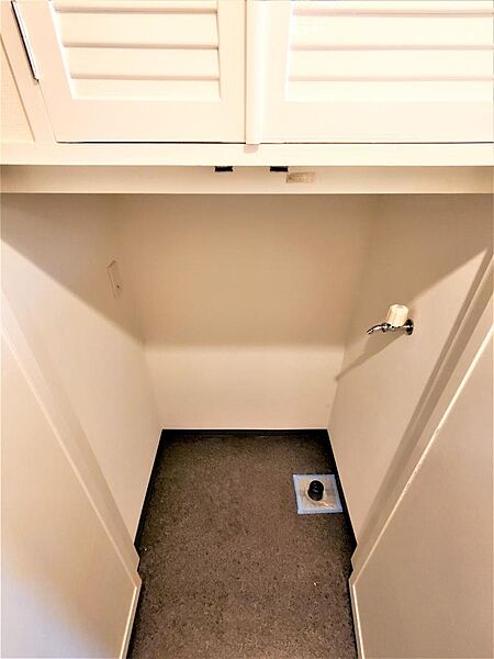 画像15:玄関には扉付きの洗濯機置場もあります。