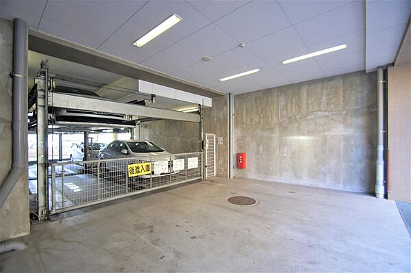 画像28:マンション１階にある機械式駐車場。