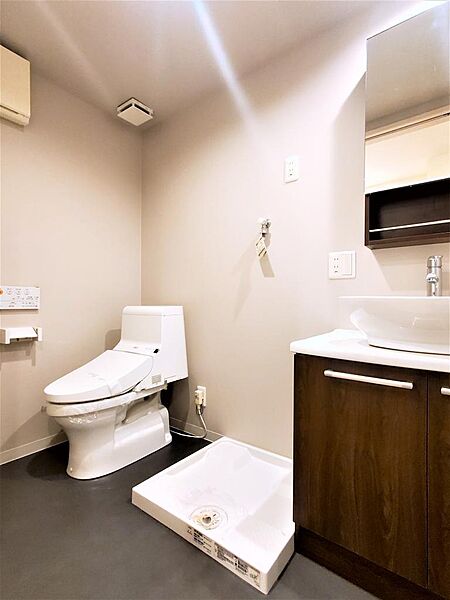 画像20:洗面所には洗面化粧台、トイレ、洗濯機置き場があります。