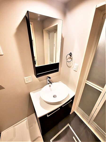 画像21:人気のシャワー付き洗面化粧台、身だしなみを整える際に便利です。