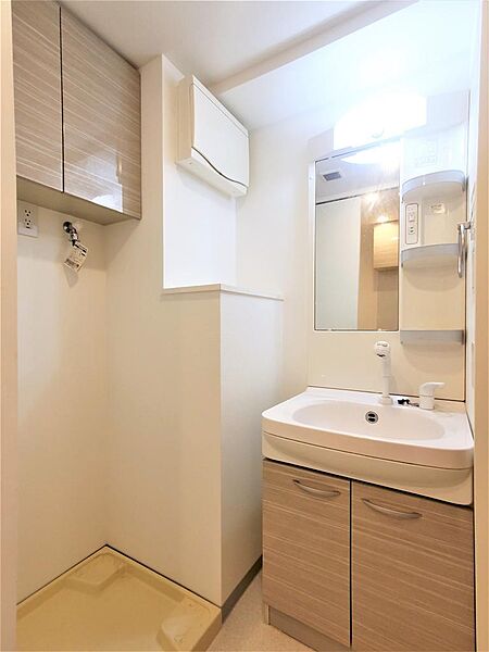 画像19:洗面所にはシャワー付き洗面化粧台・洗濯機置き場があります。