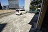 駐車場：敷地内駐車場、空き状況要確認。
