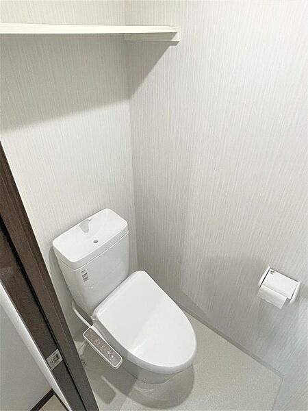 画像13:トイレは温水洗浄機能付きです。