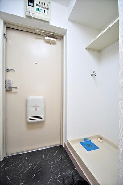 画像19:シューズボックスと反対側には洗濯機置き場があります。防水パンは備え付けです。
