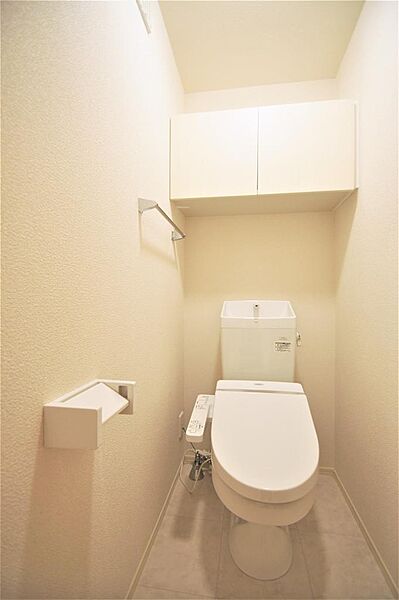 画像17:トイレは温水洗浄機能付きです。収納棚もあります。