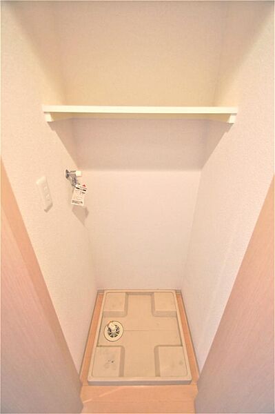 画像10:クローゼット横に扉付きの洗濯機置き場があります。防水パンは備え付けです。