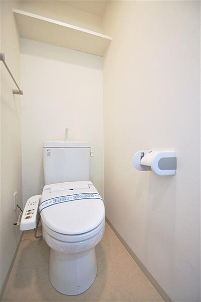 画像14:トイレは温水洗浄機能付きです。上部に小棚もあります。