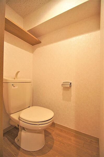 画像14:トイレは上部に棚があります。