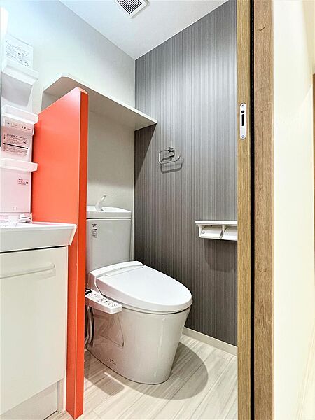 画像11:トイレは温水洗浄機能付きです。