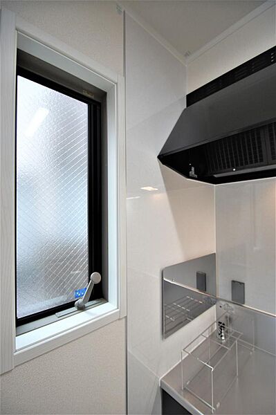 画像13:キッチン横には換気できる小窓があります。