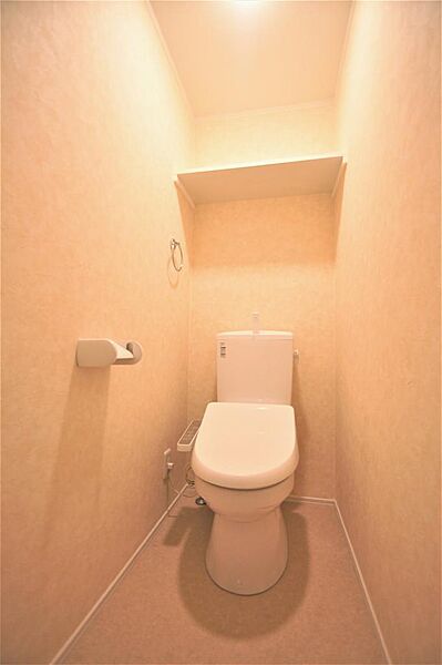 画像16:トイレは温水洗浄機能付きです。上部にトイレットペーパーなど置ける小棚があります。