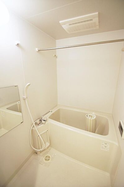 画像17:お風呂はうれしい鏡付きで追焚、浴室乾燥・暖房機能付です。