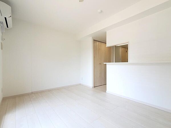 画像5:洋室9.6帖、白を基調とした明るい印象のお部屋です。
