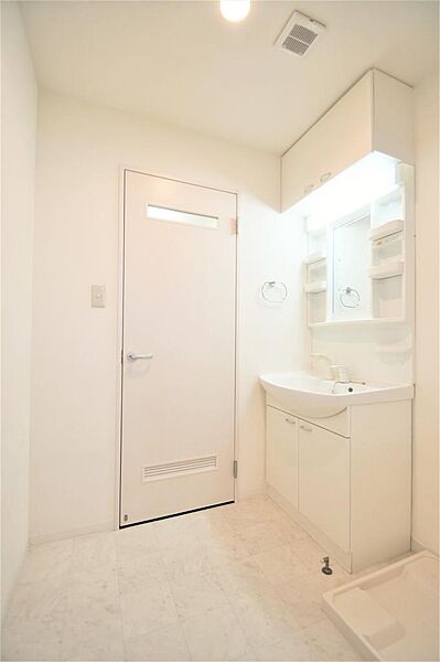 画像17:洗面所には、洗面化粧台・室内洗濯機置き場があります。