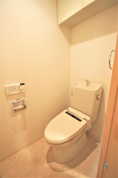 画像15:トイレは温水洗浄機能付きです。上部に収納棚付き。