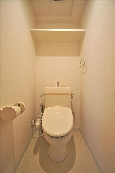 画像17:トイレは温水洗浄機能付きです。上部に小棚もあります。
