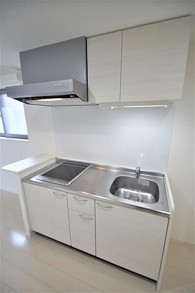 画像12:２口ＩＨコンロ付きシステムキッチンです。調理スペースが広く収納も充実しております。