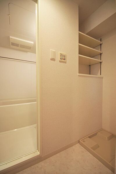 画像18:洗面所には洗面化粧台・洗濯防水パンがあります。