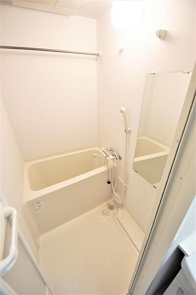 画像14:鏡付きのお風呂です。浴室乾燥機能付きです。