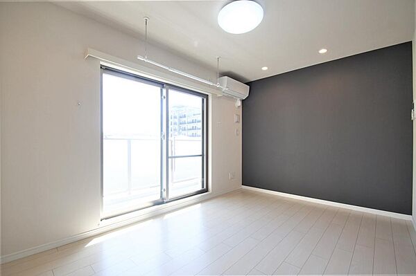 画像6:洋室7帖、白を基調とした明るい印象のお部屋です。