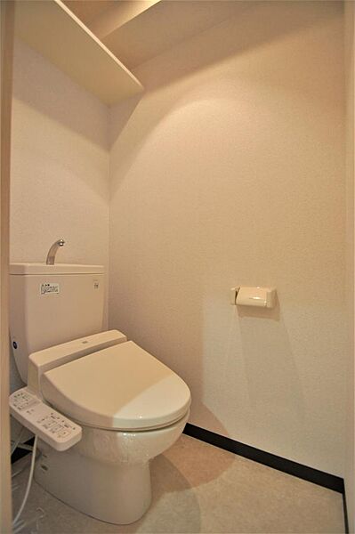 画像14:トイレは温水洗浄機能付きです。上部に小棚があります。