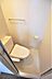 トイレ：トイレは温水洗浄機能付きです。