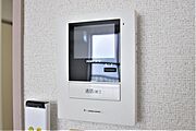 モニター付きインターホンで訪問者を確認できます。